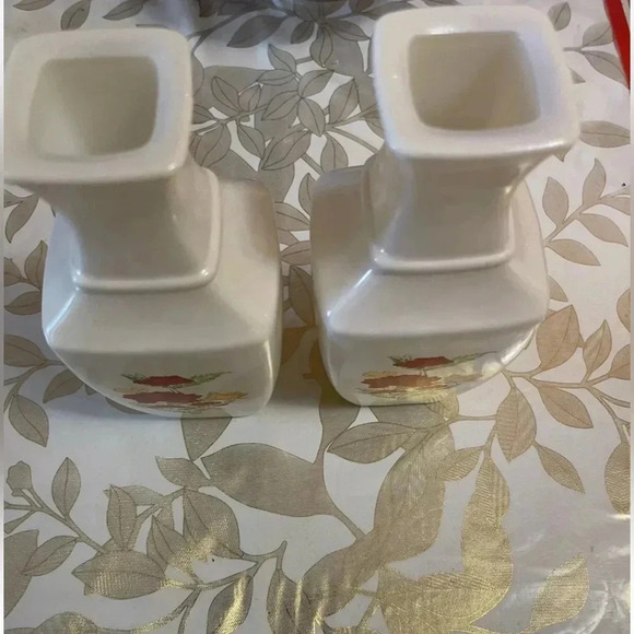 Set Of 2 VTG Avon Glass Imari Bottle Vase 1991 White w/Red/Yellow Floral - Picture 2 of 8